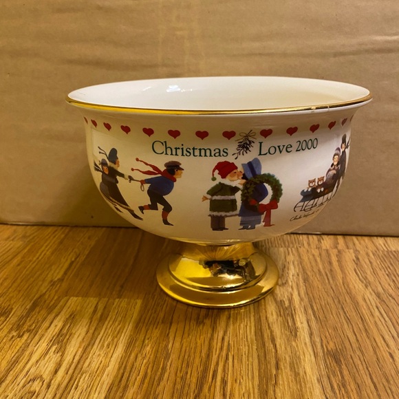 Charles Wysocki Christmas Love 2000 Gold Rimmed Pedestal And Fruit Bowl Decor. - Picture 1 of 6